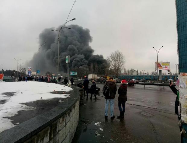 Пожежа біля станції метро "Лісова". Фото: УНІАН.