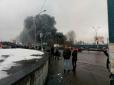 Рух поїздів припинили: Пожежа на ринку дуже пошкодила станцію київського метро (відео)