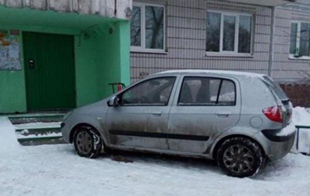 У Києві автовласник заблокував своєю машиною вихід з під'їзду. Фото: ЗМІ