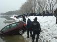 У Чернігові з річки дістали автомобіль, який провалився під лід (фото)