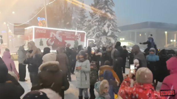 Росіяни прибігли за безкоштовними напоями. Фото: скріншот з відео.