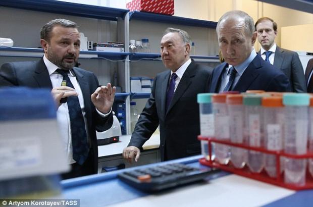 Путін і Назарбаєв дивилися, як роблять "пігулки молодості". Фото: ТАСС.