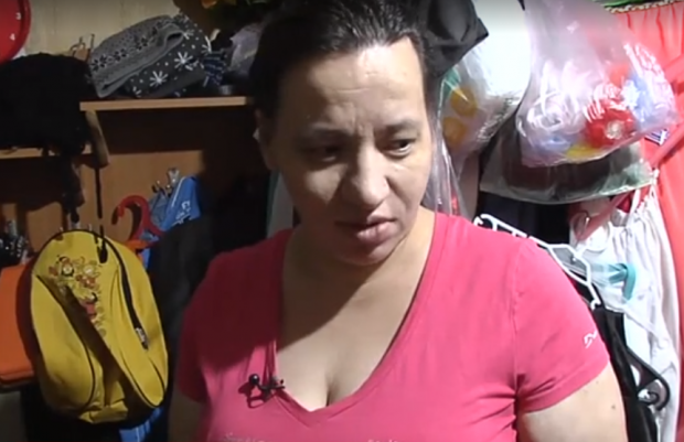 Жінка жаліється, що її шостій дитині ніде поставити кроватку у квартирі. Скрін відео