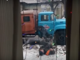 Російські комунальники на собі випробували інноваційний спосіб трамбування снігу (відео)