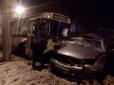 На Донеччині поліцейський на автомобілі врізався у тролейбус, одна людина загинула (фото)