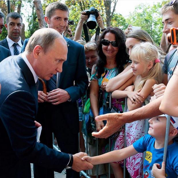 Путін під час зустрічі з юними севастопольцями. Фото: Depo.ua.