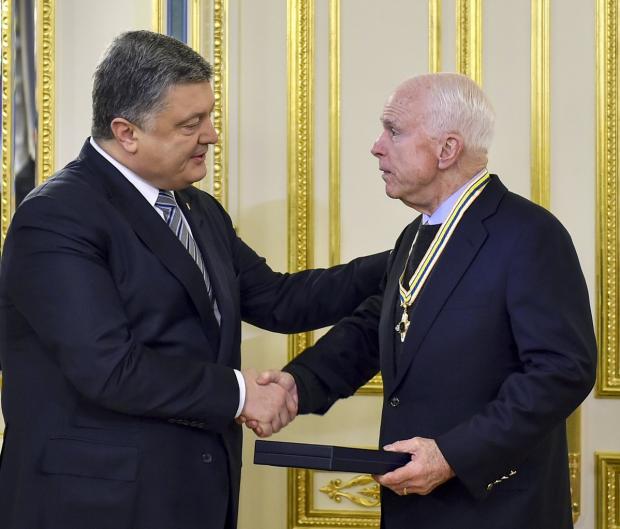 Петро Порошенко та Джон Маккейн. Фото: Твіттер.