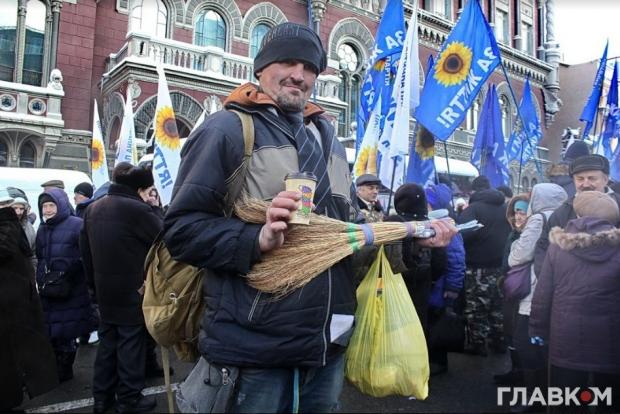 Учасник протесту під НБУ (фото: Станіслав Груздєв)