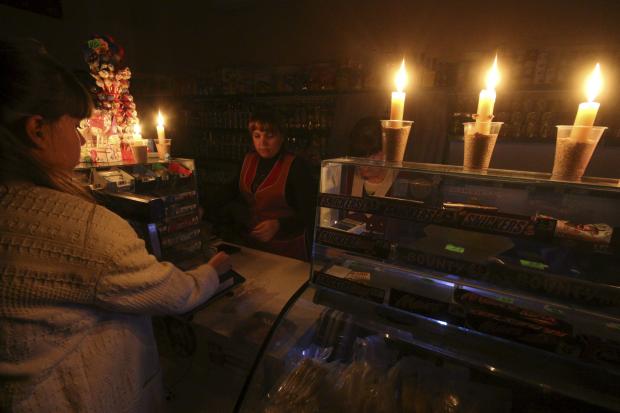 Кримчани звикають жити без світла. Фото: Волинські Новини.