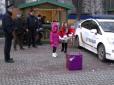 Дарують радість напередодні Нового року: Як поліцейські Дніпра гралися з перехожими у сніжки (відео)