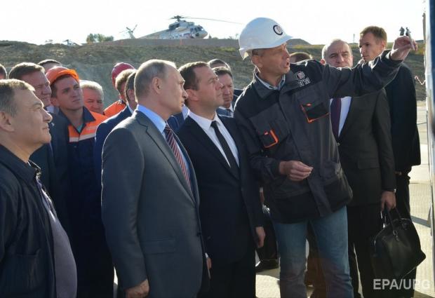 Президент России Владимир Путин инспектирует строительство моста в Керчи, 2016 год. Фото: ЕРА