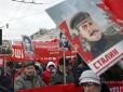 В життя Росії тріумфально повертається Сталін, а з ним і його 