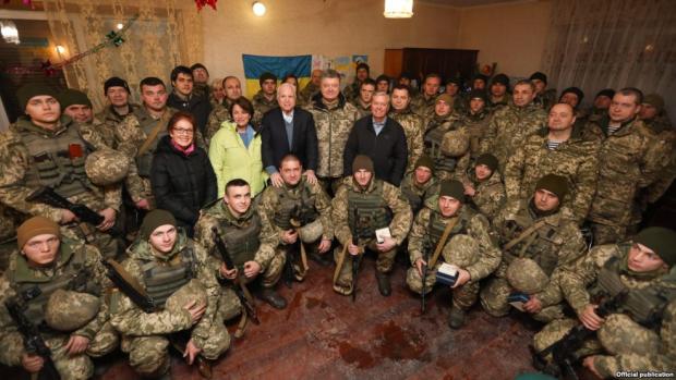 Американські сенатори разом з військовими і президентом України у командному пункті під Маріуполем, 31 грудня 2016 року. Фото: radiosvoboda.org.