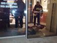В центрі Одеси чоловік голяка розгулював у магазині (фото)