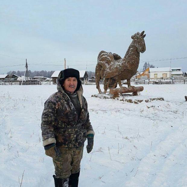 Якутський майстер та його творіння. Фото: yakutia.info.