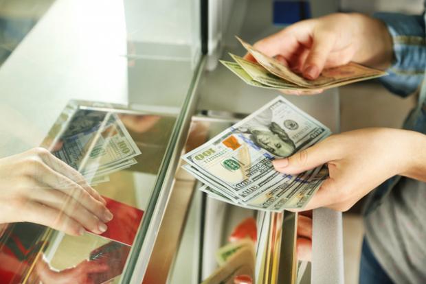 Українці платитимуть менше при обміні валюти. Фото: ukrday.net.