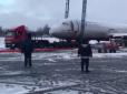 Важка карма скреп: Російський літак майже добу не можуть зрушити з місця після аварії (відео)
