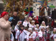Найдавніший символ Різдва: У Львові встановили оздоблений стрічками триметровий дідух (відео)