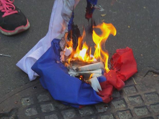 Насправді прапор РФ підпалили. Фото: соцмережі.