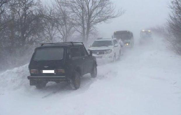На Одещині авто опинилися у сніговій пастці. Фото:уніан