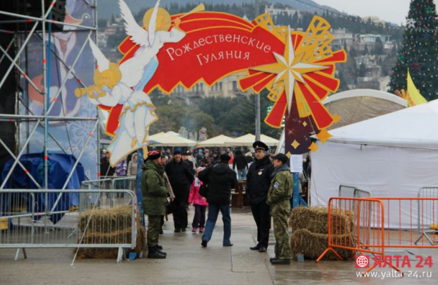 Різдвяні гуляння в Криму пройшли під  наглядом поліцейських і вертольотів в небі. Фото: Твіттер.