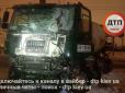 Нічна ДТП у  Києві: На Оболоні бетоновоз протаранив два легкових автомобіля і спробував втекти