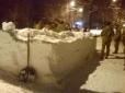 У Житомирі п'яний капітан змусив контрактників будувати зупинку зі снігу - волонтер (фото)