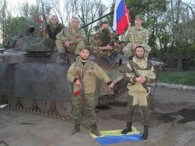 Сергій Колтунов топтав український прапор, поки було чим. Фото: ВКонтакте.