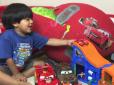 Просто граючись  іграшками, п'ятирічний хлопчик вже заробляє мільйони (відео)