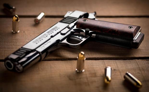 Пістолет, який до ювілею отримав президент Петро Порошенко. Фото: УП