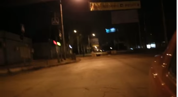 Купа сміття на дорозі - це "битва за Росію". Фото: скріншот з відео.