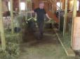Мережу вразив фермер, що розважає своїх кіз танцями (відео)