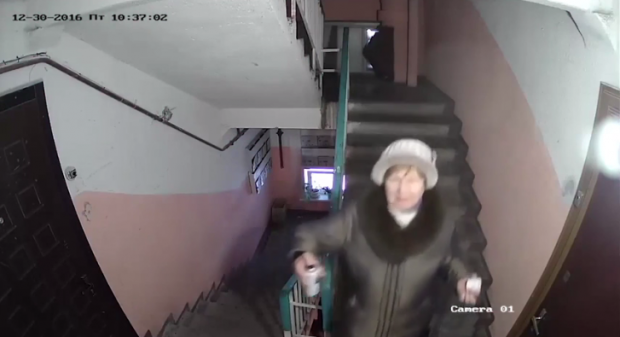 Реакція росіянки на камеру. Фото: скріншот з відео.