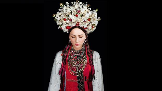 Гімнастка Ганна Різатдінова представляє вбрання Київщини початку ХХ століття