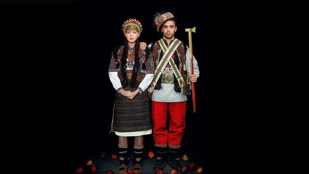 Ната Жижченко (ONUKA) і Євгеній Філатов (The Maneken) приміряли весільне вбрання гуцулів кінця ХІХ – початку ХХ століття