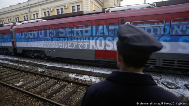 Потяг з провокаційними написами зупинили на кордоні Косова. Фото: АР.