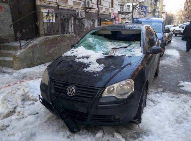 Брила льоду впала на автомобіль у Києві. Фото: "Сегодня"