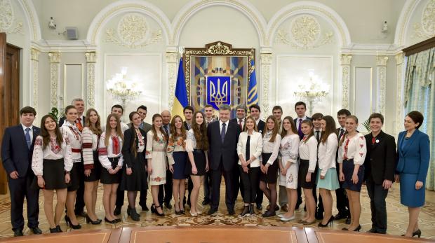 Українські діти-винахідники разом з президентом. Фото: соцмережі.