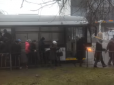 Щось стукнуло і пішов їдкий дим: В окупованому Сімферополі загорівся тролейбус з людьми (відео)