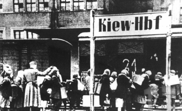 Фото: вивезення українців на примусові роботи до Німеччини, київський вокзал, травень 1942 року