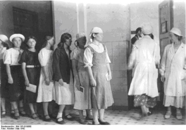 Фото: Медичний огляд перед відправкою на примусову роботу, Артемівськ, травень 1942 року