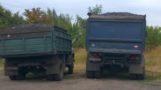 2015 рік. Мобільна група Шовкошитного затримала вантажівки, які нелегально вивозили з окупованих територій вугілля з документами.