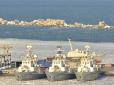 У крижаному полоні: Військові кораблі України замерзли у морі в Одесі (фото)