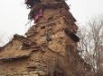 Китаєць чи росіянин? Психічно хворий чоловік 10 років будував вежу з екскрементів (фотофакти)
