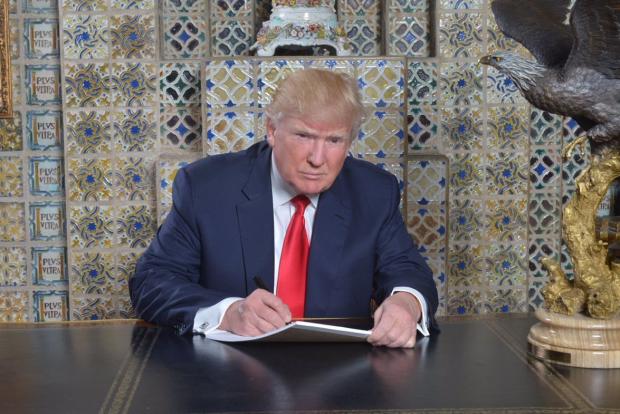 Дональд Трамп пише майбутню промову. Фото:Twitter