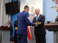 Українському офіцерові вручили почесну шаблю британських ВПС (фото)