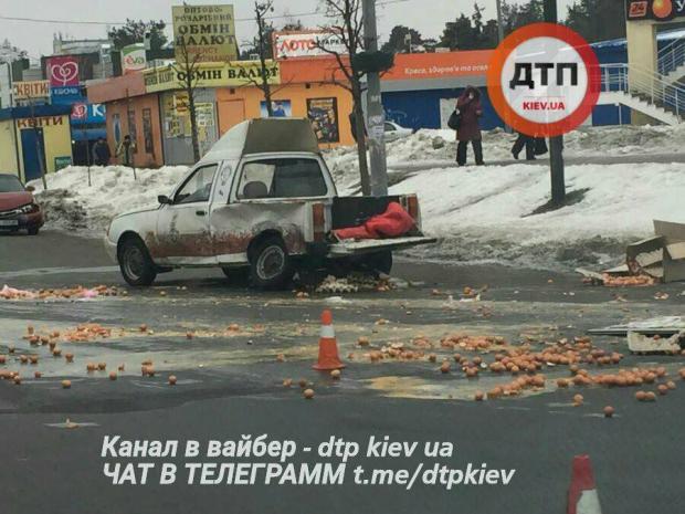 Яєчна ДТП у Києві. Фото: соцмережі.