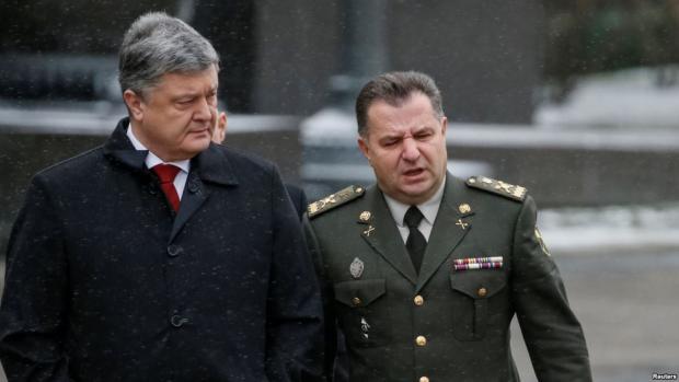 Президент України Петро Порошенко та міністр оборони Степан Полторак