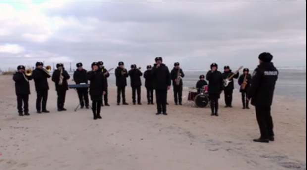 Поліція виконала пісню на березі Азовського моря. Фото: скріншот з відео.