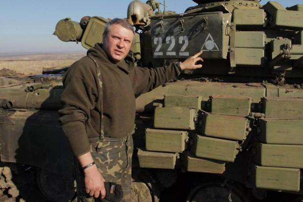 Алексей Чабан и танк с российскими опознавательными знаками.